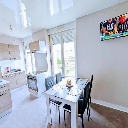 Grands Maillochon Acces Gare De Et Centre A Pieds アパート ポアティエ